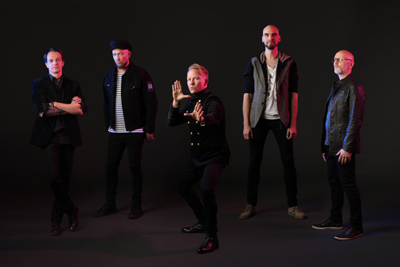 Brooke Logans photo by AskoJonathan